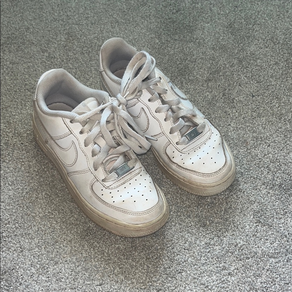 Nike White Sneakers Classic Low-Top Design